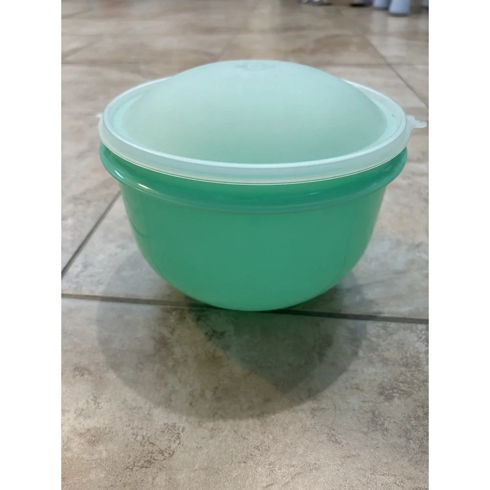 VTG Tupperware Lettuce Keeper Crisp-It Green 1424-2 Bowl with Domed Lid 8in